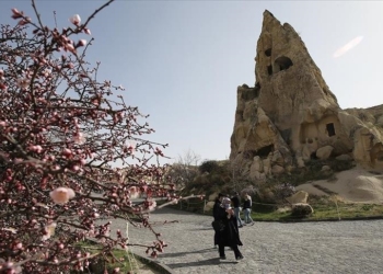 Tourists make beeline for Turkey's famous Cappadocia
