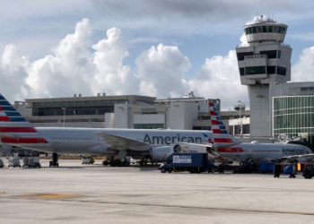American Airlines passenger detained after allegedly opening emergency exit walking - Travel News, Insights & Resources.