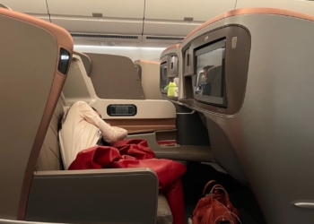 Sneak Into Singapore Airlines Business Class 1 - Travel News, Insights & Resources.