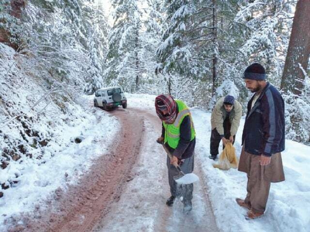 Stranded tourists evacuated from Galiyat - Travel News, Insights & Resources.