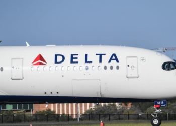 2 unruly passengers were removed from a Delta flight after - Travel News, Insights & Resources.