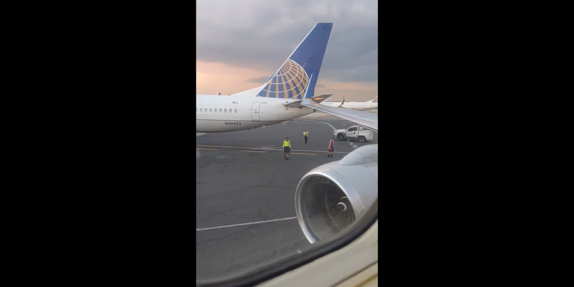 United Airlines aircraft clips parked Boeing 737 900 of the same - Travel News, Insights & Resources.