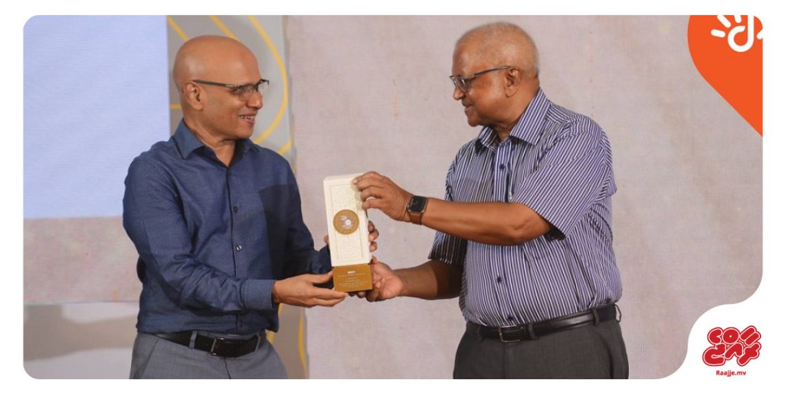 Dhiraagu receives ‘50 Years of Tourism’ award by MATI