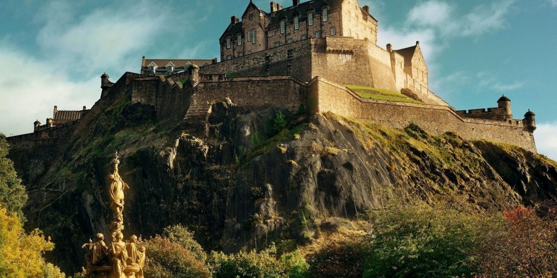 Edinburgh Castle named most beautiful UK attraction by TripAdvisor review - Travel News, Insights & Resources.
