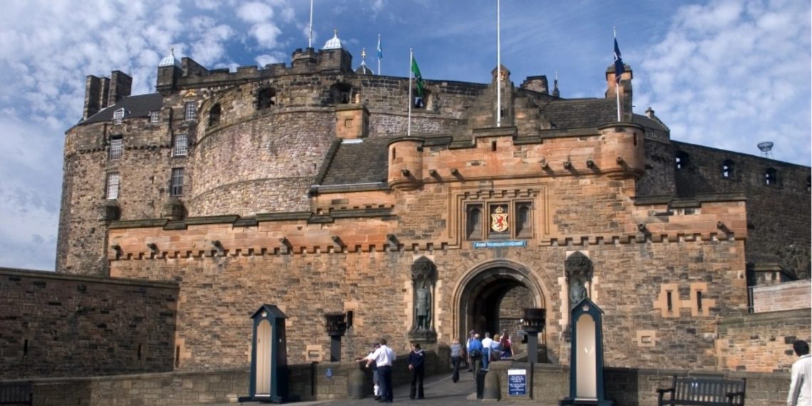 Edinburgh Castle staff hit back at scathing review claiming anti English - Travel News, Insights & Resources.