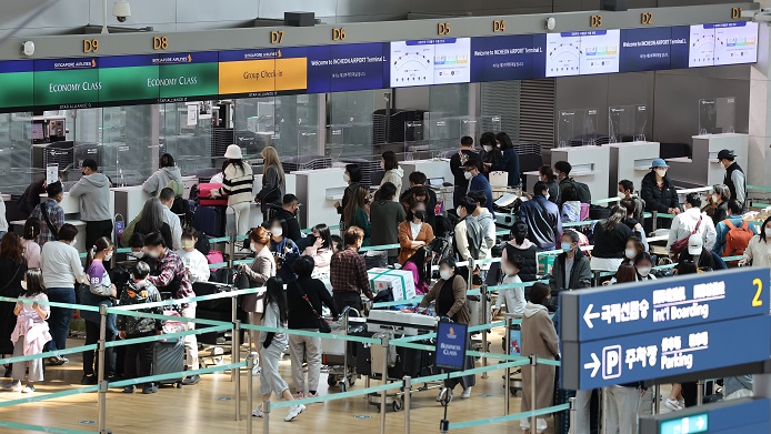 The check-in area at the First Passenger Terminal of Incheon International Airport, west of Seoul, is crowded with travelers on April 7, 2022. (Yonhap)