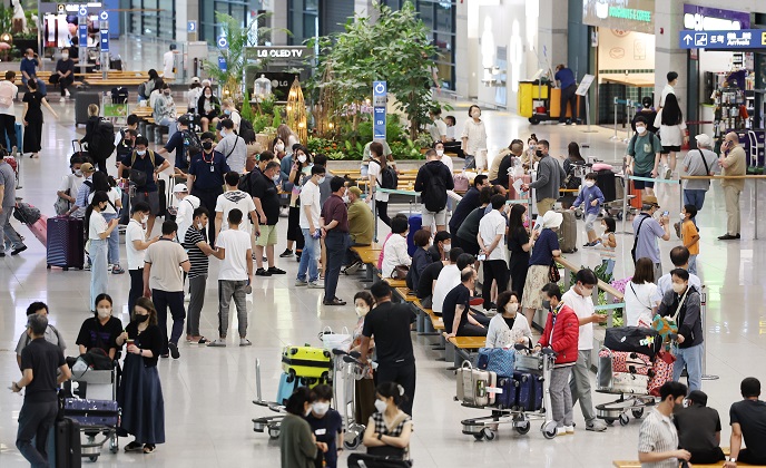 Incheon International Airport, west of Seoul, is crowded with passengers on July 6, 2022. (Yonhap)