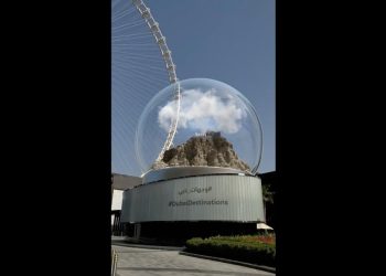 Video Dubai landmarks glitter in snow globes with winter coming.com - Travel News, Insights & Resources.
