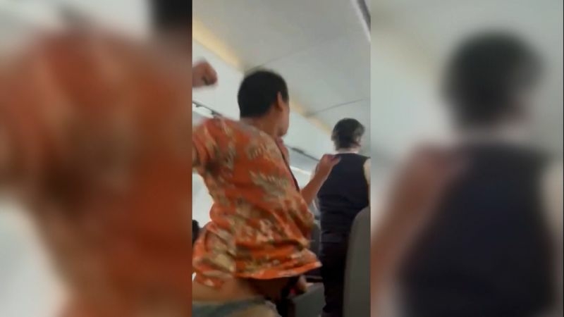 Video Passenger attacks American Airlines flight attendant CNN - Travel News, Insights & Resources.