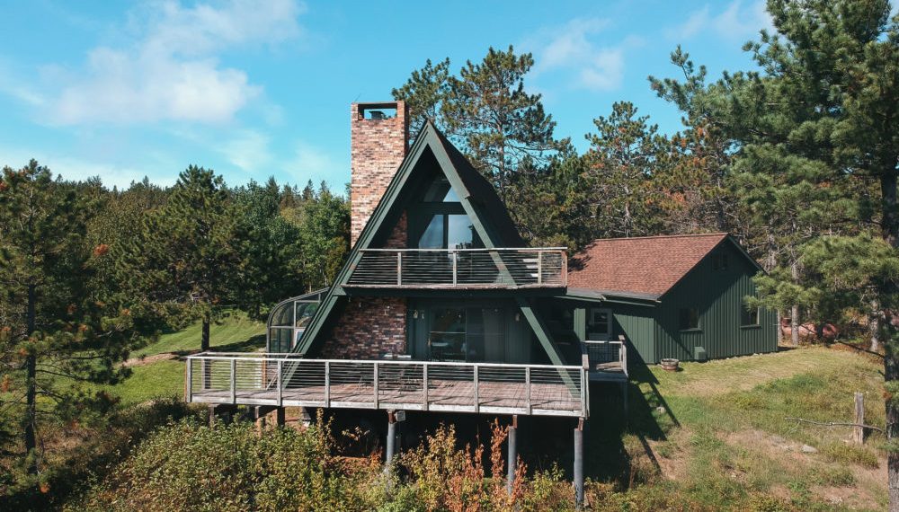 Airbnb Holiday Getaway Feature Wild Pines Cabin Design and - Travel News, Insights & Resources.