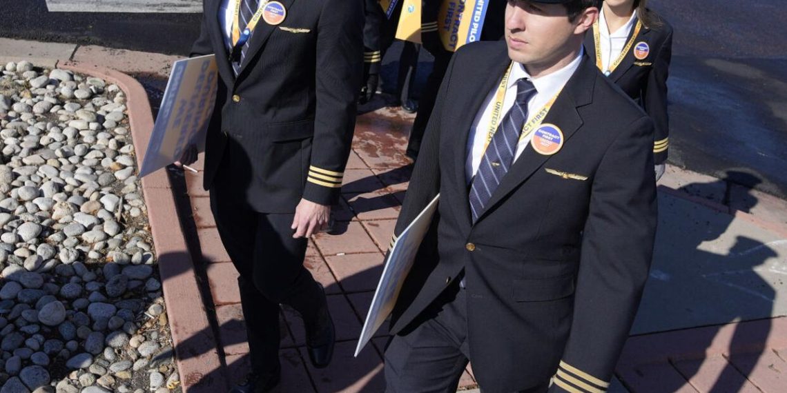 United Airlines Pilots Picket Denver - Travel News, Insights & Resources.