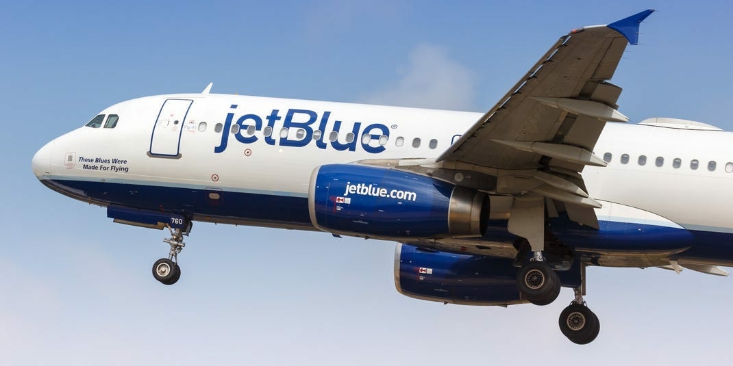 JetBlue passenger held a razor blade to the neck of - Travel News, Insights & Resources.