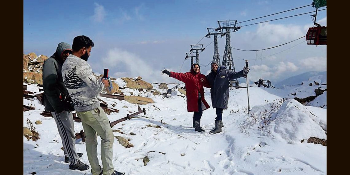 Record 23 lakh tourists visit Kashmir this year - Travel News, Insights & Resources.