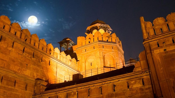 agra fort lit up at night 1 - Travel News, Insights & Resources.