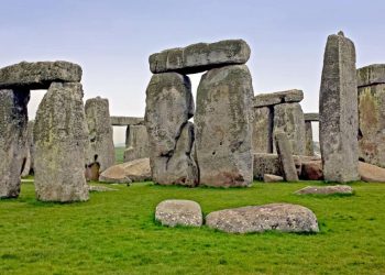 Stonehenge Dismissed as Mere Rocks by Unimpressed Tourist on Tripadvisor - Travel News, Insights & Resources.