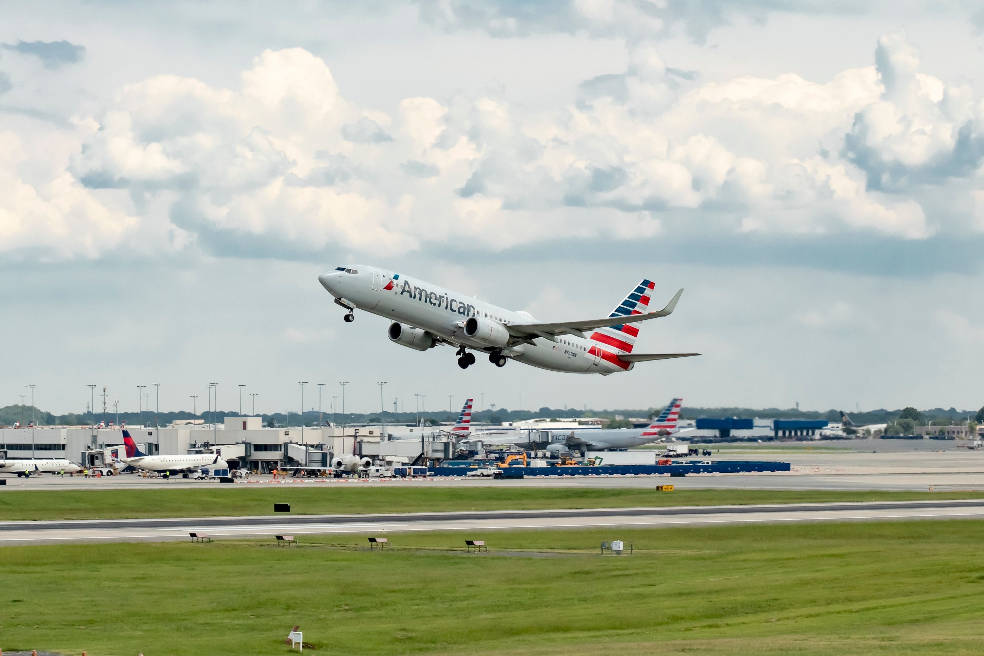 American Airlines Boeing 737-823 taking off from Charlotte Douglas International Airport.