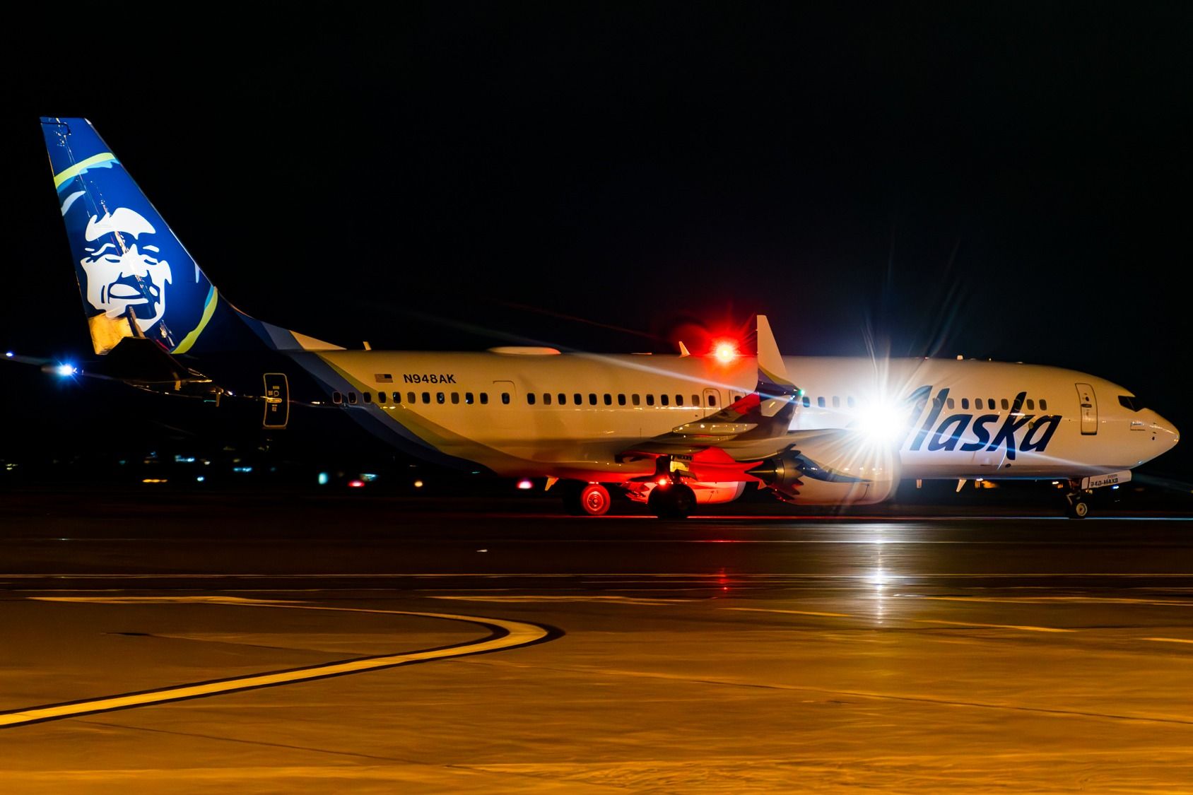 Alaska Airlines Boeing 737 MAX 9 Flashing Beacon at Night - N948AK