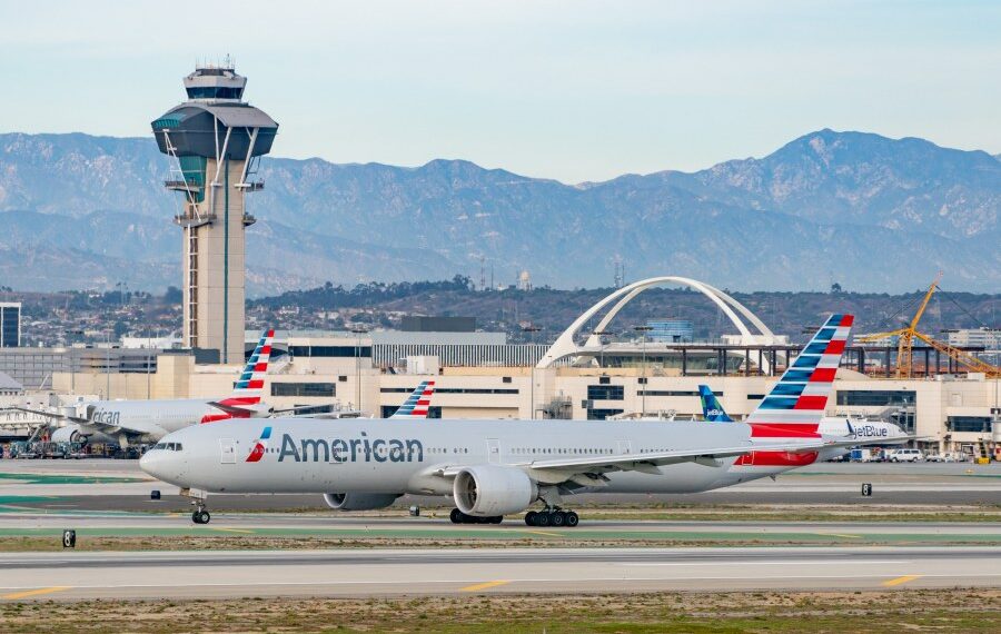 American Airlines jet makes emergency landing in LA - Travel News, Insights & Resources.