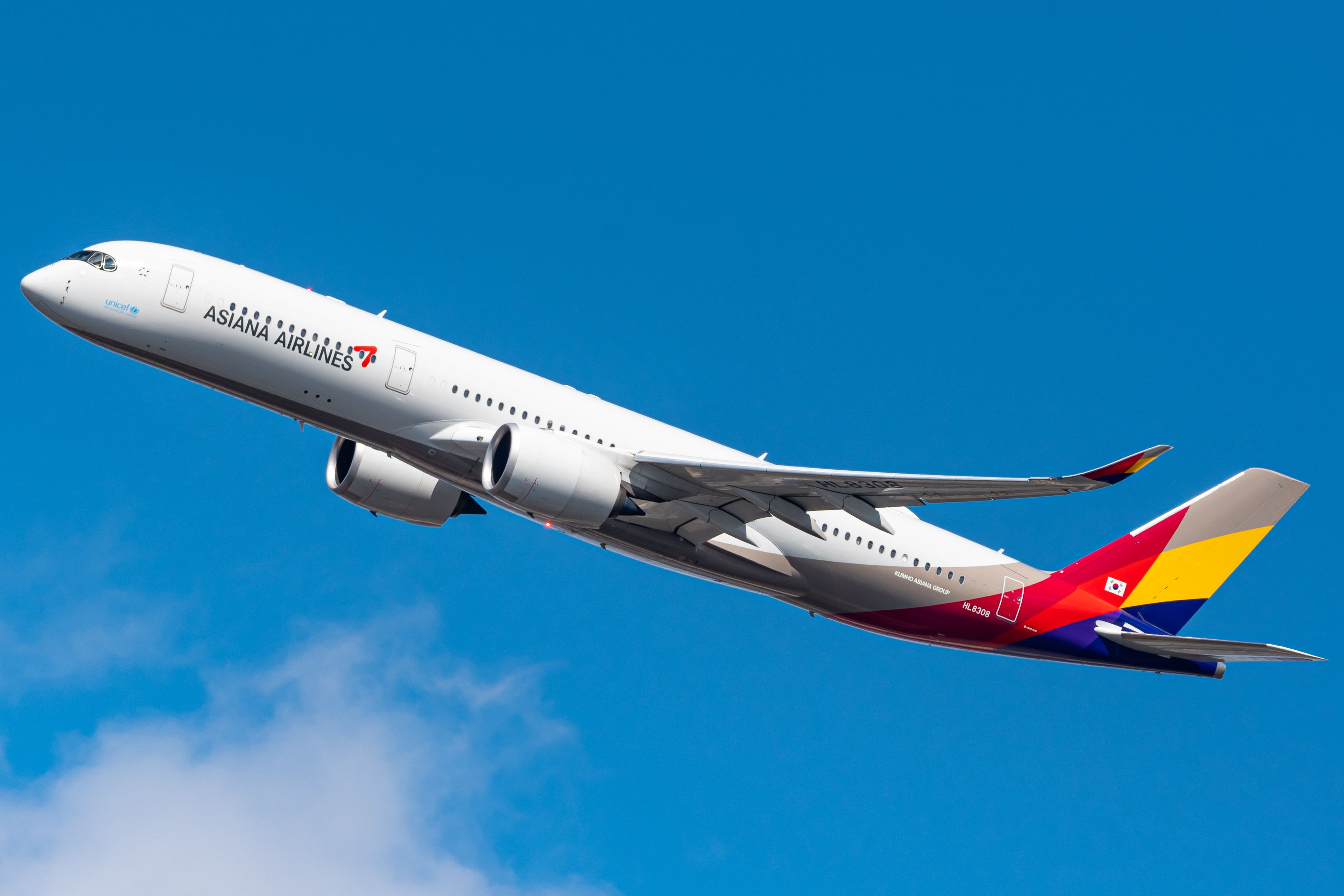 Asiana-Airlines-Airbus-A350-941-HL8308-1