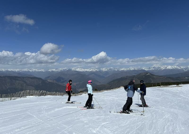 Skiers on the slopes at Port Ainé