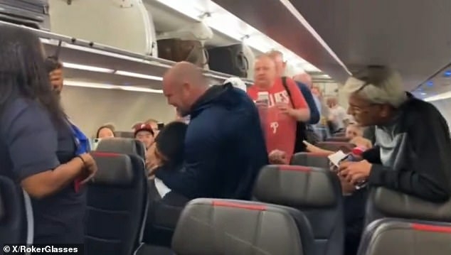 Chaotic moment belligerent American Airlines passenger who yelled anti Semitic slur - Travel News, Insights & Resources.
