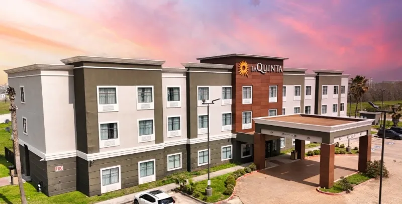 La Quinta Inn Suites by Wyndham Pasadena North in.webp - Travel News, Insights & Resources.