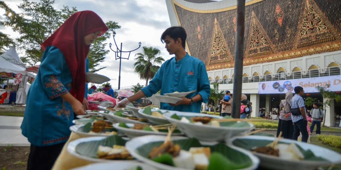 Minister Uno encourages West Sumatra to strengthen halal tourism