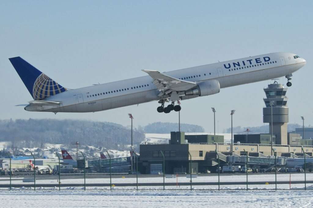 United Airlines 767 Suffers Hydraulic Issue on Arrival to New York