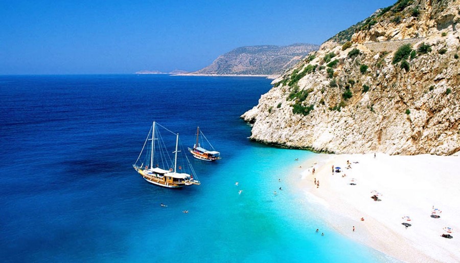 Does Antalya have sandy beaches ?