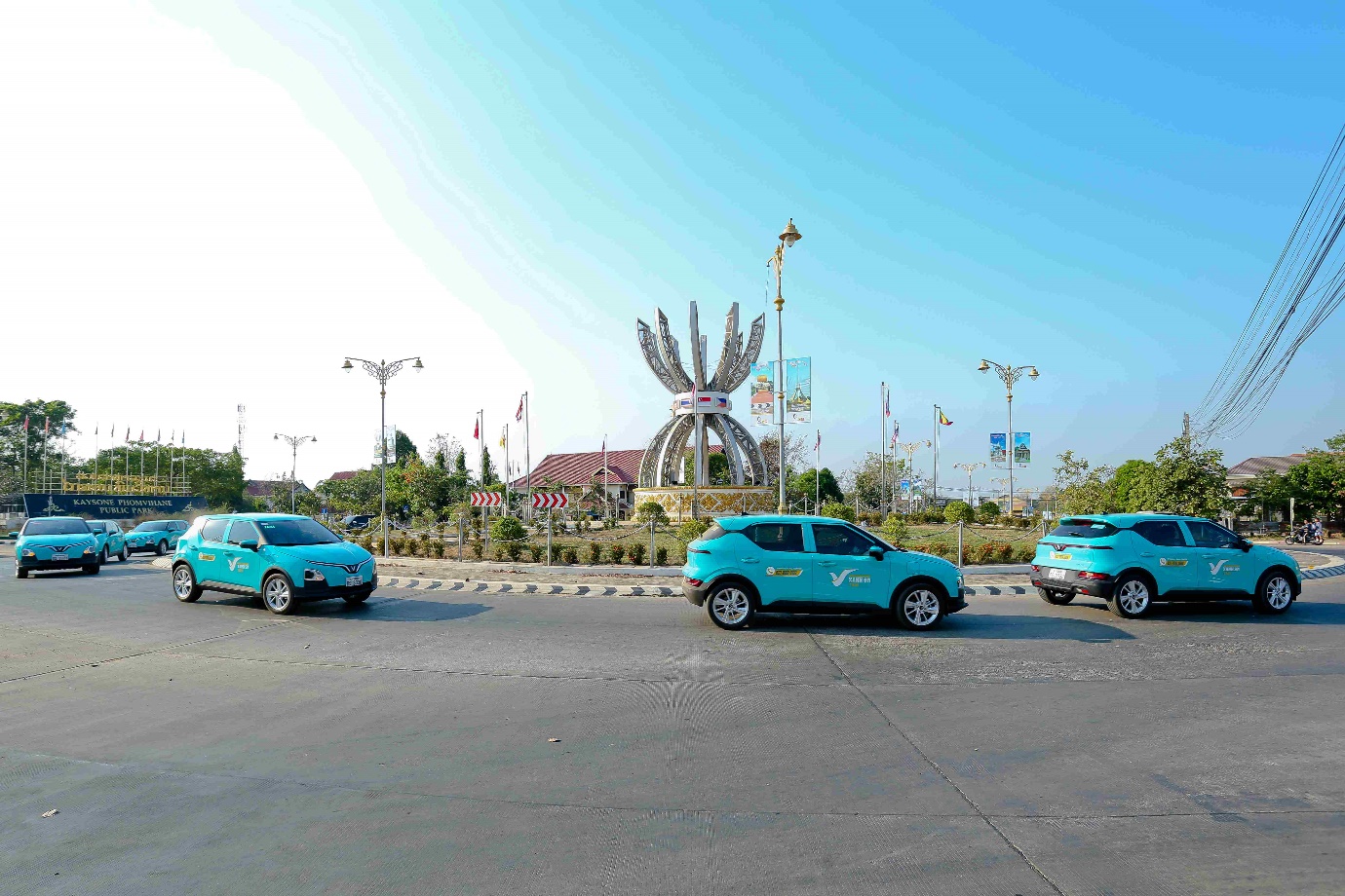 Starting from March 1st, locals and tourists in Savannakhet can use the Xanh SM electric taxi transportation service.