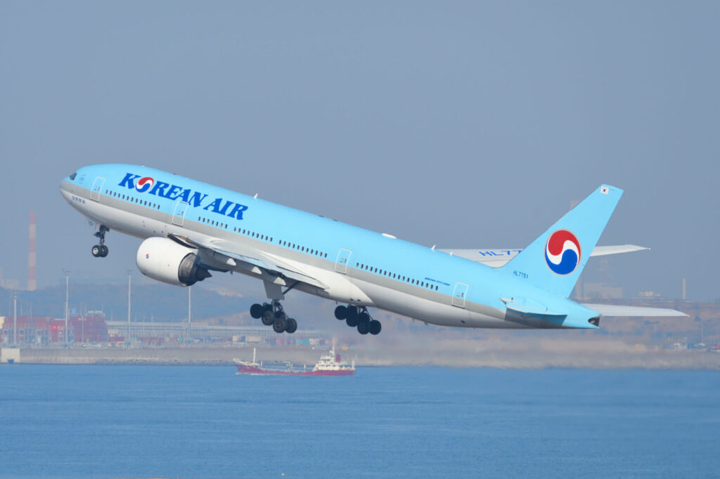 korean air boeing 777 in tokyo - Travel News, Insights & Resources.