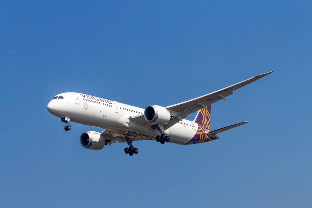 vistara 787 9 dreamliner coming in to land - Travel News, Insights & Resources.