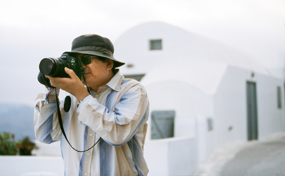 Cho poses with his camera during a trip in Greece in 2003. [HANJIN GROUP]
