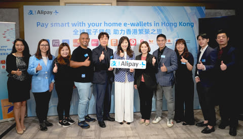 Becky Ip, Deputy Executive Director, Hong Kong Tourism Board (5th from right) and Kang Sang Ho, Managing Director, Shilla Travel Retail (HK) Limited (5th from left) joined Venetia Lee, CEO of AlipayHK and Greater China General Manager of Ant International (Center), and major international e-wallets leaders to celebrate the launch of the new phase of Alipay+ in Hong Kong. (Photo: Business Wire)