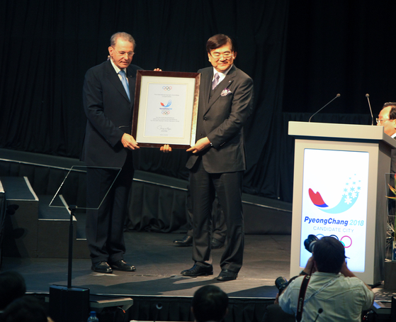 Cho receives the bid confirmation for the 2018 PyeongChang Winter Olympics at the final selection during the IOC session held in Durban, South Africa, in July 2011. [HANJIN GROUP]