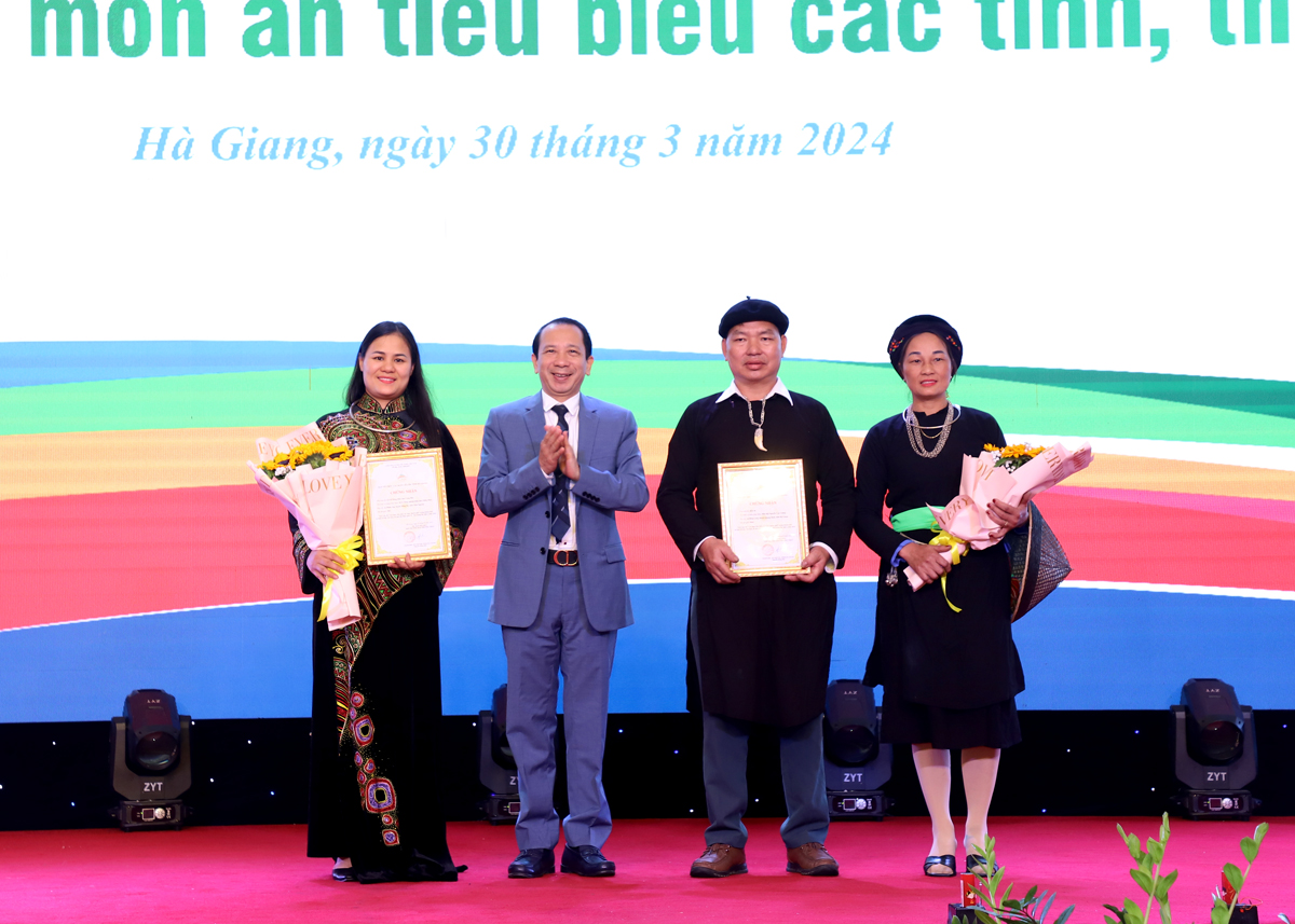 Vice Chairman of Ha Giang Provincial Peoples Committee Tran Duc Quy awards Certificates of Merit from the Chairman of the Provincial Peoples Committee to collectives who have made significant contributions to the developmentof Ha Giang tourism.