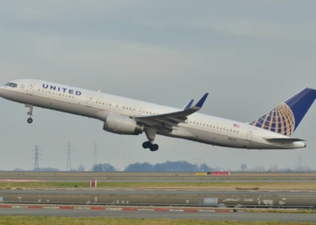 Passengers Gain Access to United Airlines Boeing 757 Cockpit - Travel News, Insights & Resources.