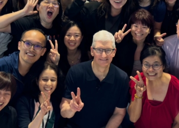 Tim Cook leaves Singapore after week long Asia tour - Travel News, Insights & Resources.