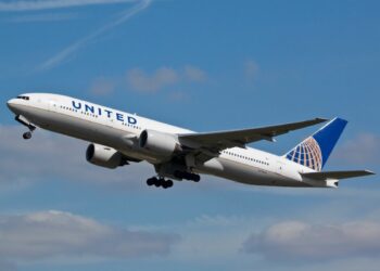 United Airlines Flight Attendant Announces ‘Armrest Rule That Breaks Middle - Travel News, Insights & Resources.