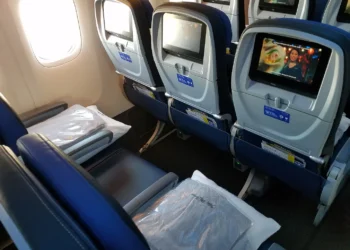 United Airlines Flight Attendant Threatens Passengers Over Armrests Whose Space.webp - Travel News, Insights & Resources.