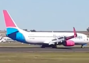 WATCH FlySafair plane makes safe landing after wheel damage - Travel News, Insights & Resources.
