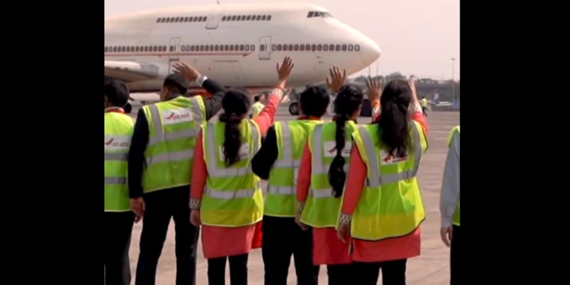 With ‘wing wave manoeuvre one of Air Indias last Boeing - Travel News, Insights & Resources.