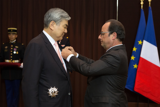 Cho is invested as a Grand Officier in France's Legion of Honor, the second-highest honor after Chevalier, by then-French President François Hollande in Seoul in 2015. [HANJIN GROUP]