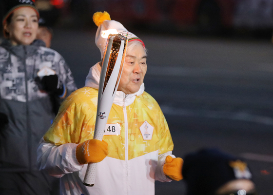 Cho participates in the torch relay for the 2018 PyeongChang Winter Olympics in the Gwanghwamun area of central Seoul on Jan. 13, 2018. [NEWS1]