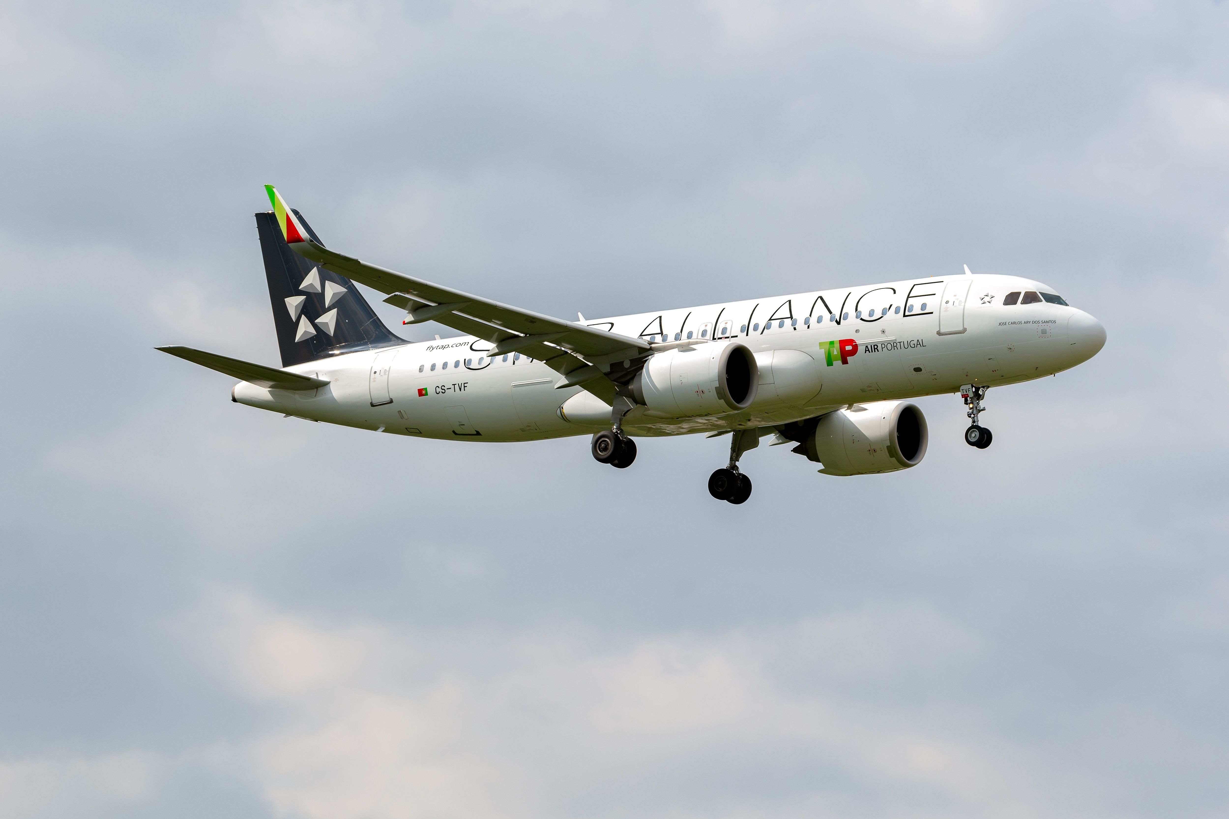 A TAP Air Portugal Airbus A320 in the Star Alliance livery