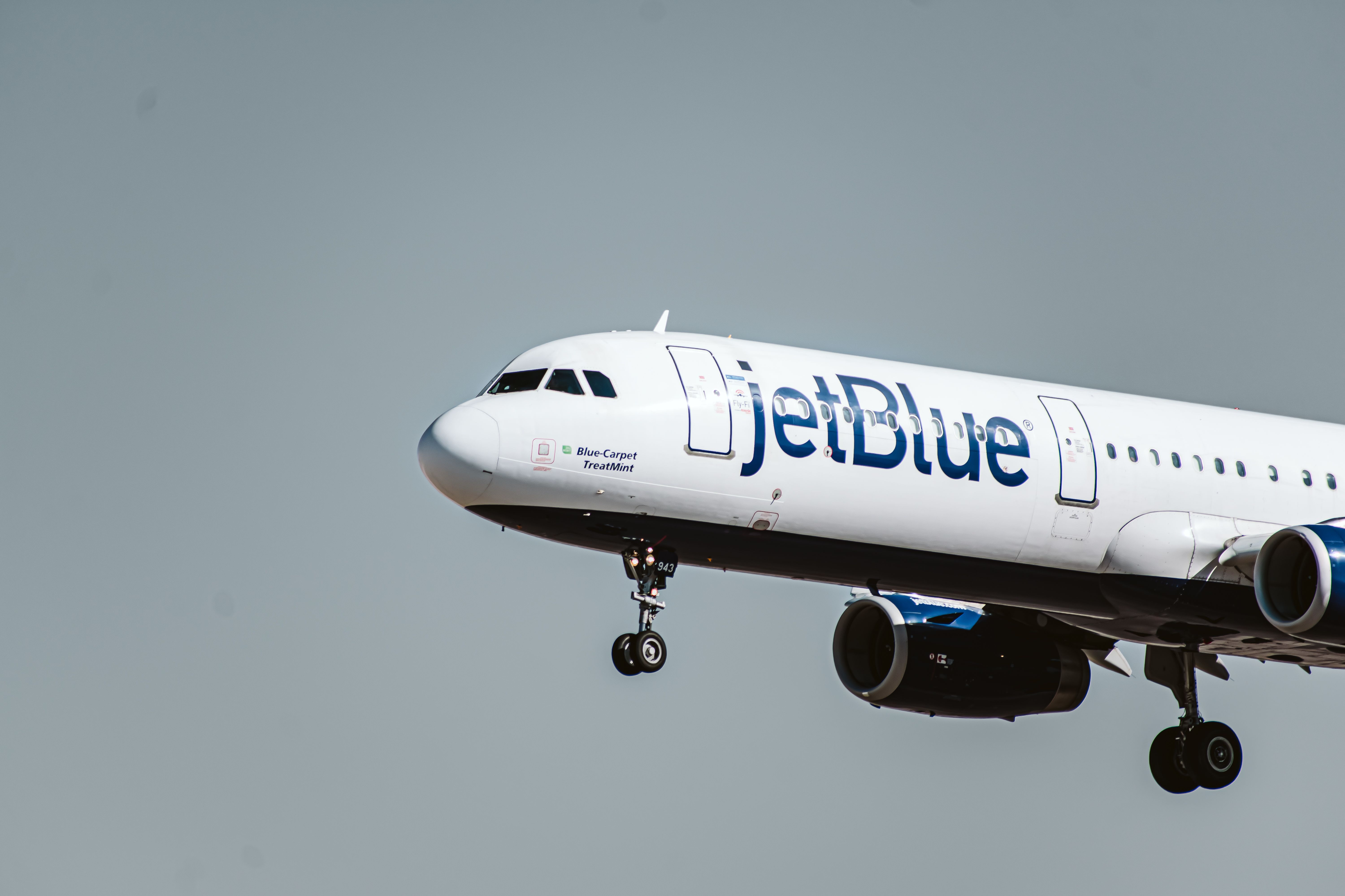 A JetBlue Airbus A321 flying in the sky.