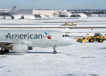 American Airlines deploys tech to shame line jumpers during holiday travel - Travel News, Insights & Resources.