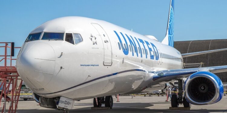 United Airlines Boeing 737 Windshield Frame Tail Damaged Following.jp - Travel News, Insights & Resources.