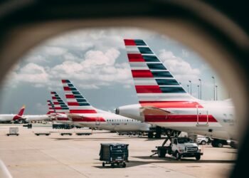 American Airlines Boeing 737 Flight Makes Unexpected Return To Chicago - Travel News, Insights & Resources.